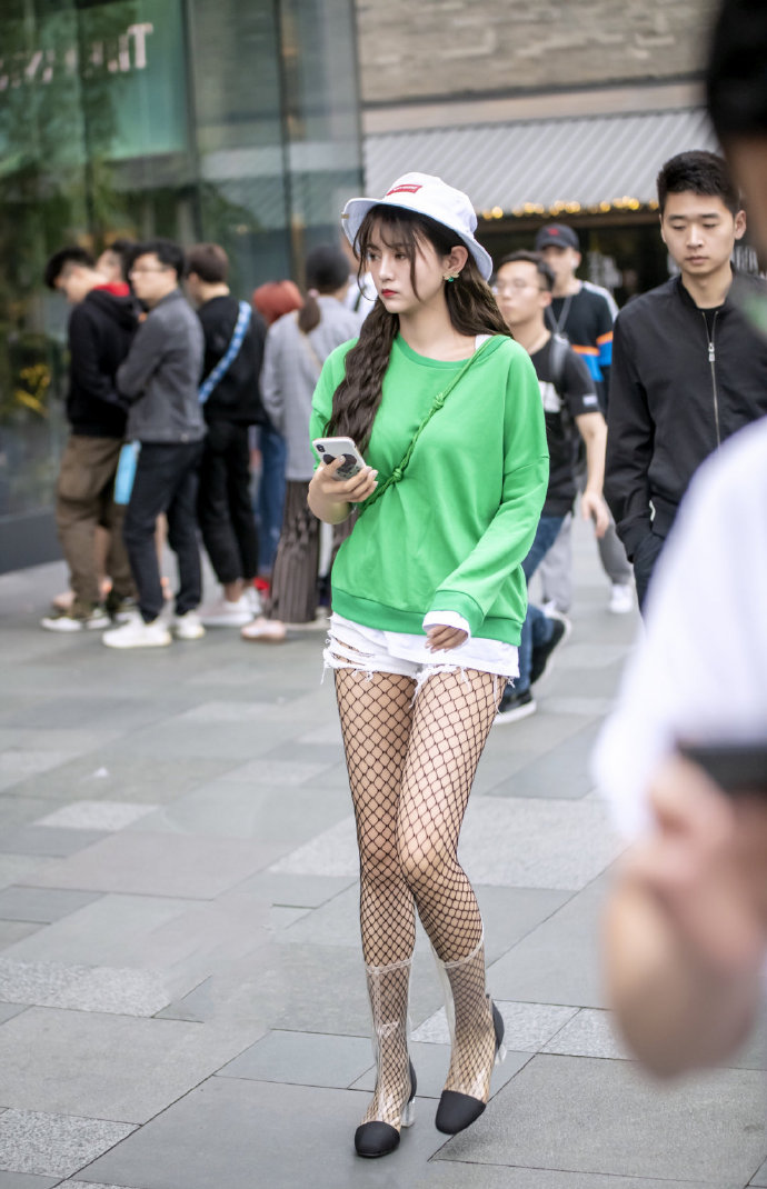 都是大长腿，喜欢哪个街拍时尚？​​​​​​图片
