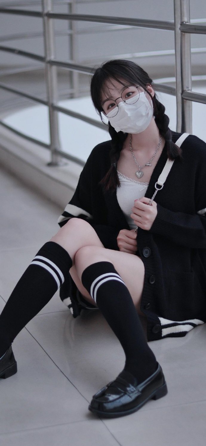 半口小希元短裤气美女壁纸图片