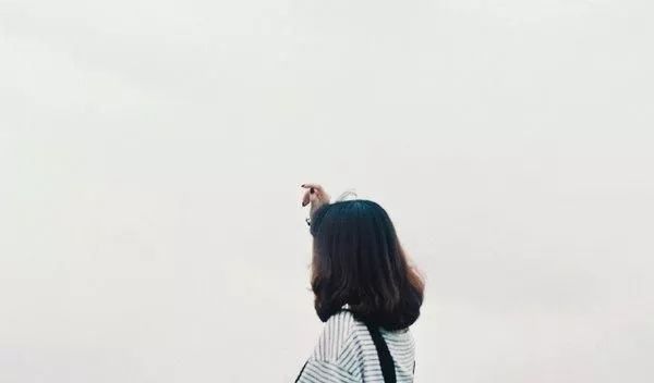 特别难受想哭的说说，一个人特别难受想哭的句子，句句痛心！