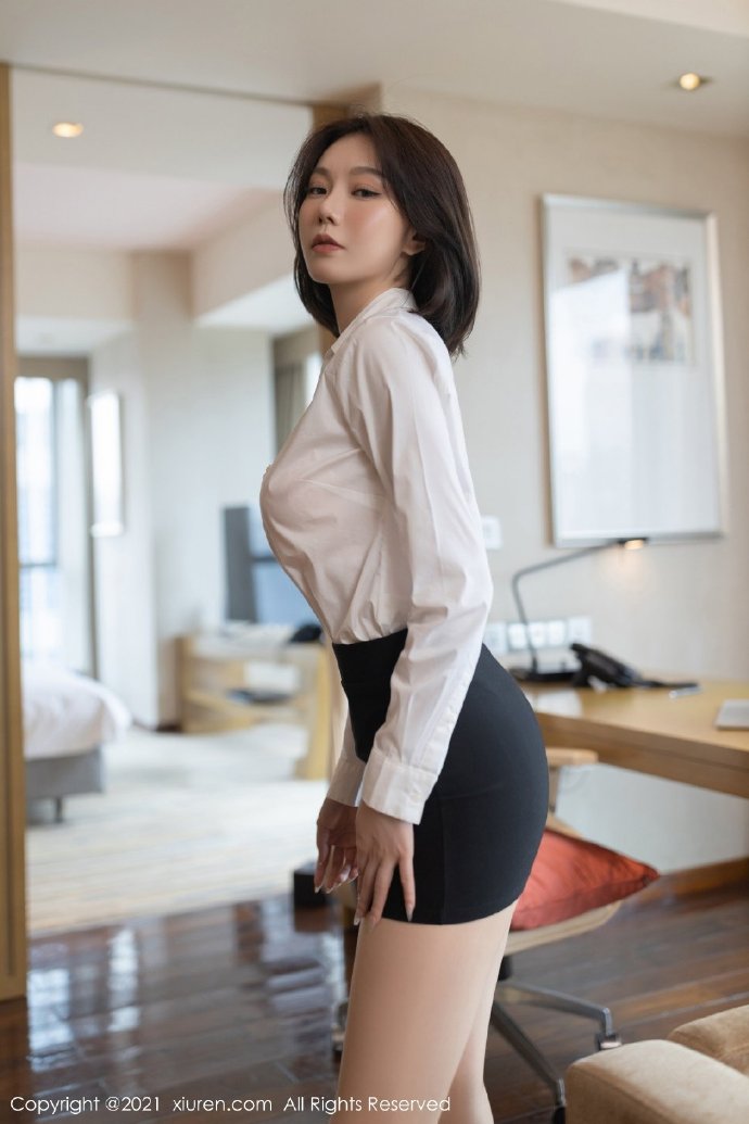 一身经典的职业装OL，与粉色内衣极致朦胧si袜，浑然天成气息绝佳完美搭配，婀娜身姿妩媚撩人心魄图片
