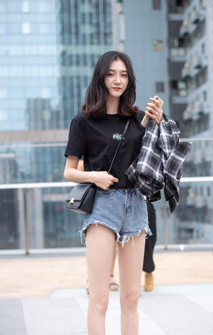 都是大长腿，喜欢哪个街拍时尚？​​​​​​图片
