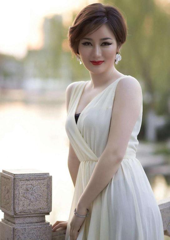 赞美女人有气质的句子 彬彬有礼图片