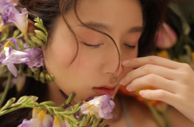 向阳花早安语 不经历挫折和坎坷的生命，犹如温室里娇艳的花，经不起风霜傲雪的洗礼就会逐步走向自己的坟墓