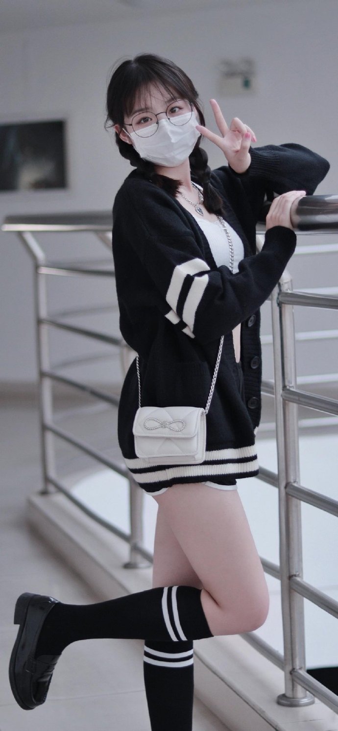 半口小希元短裤气美女壁纸图片