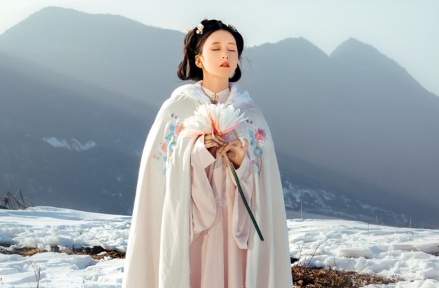 高情商的女人说早安语句 原来人可以度过最无望的日子，抖落身上的灰雨，重披一声星光
