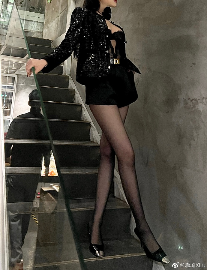 黑色丝袜搭配唯美的身材太美了