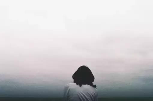 他伤透了我的心还有别人逗留的背影图片