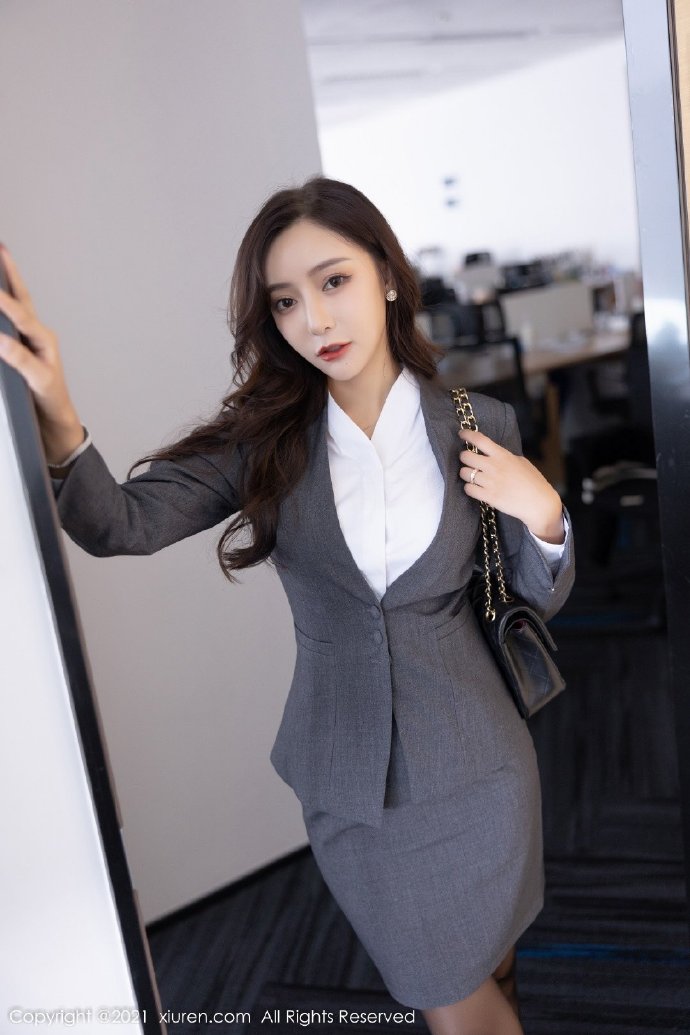 办公室主题系列，灰色职业装OL，黑丝搭配精致蓝色内衣，姿态婀娜妩媚，端庄气质撩人心怀
