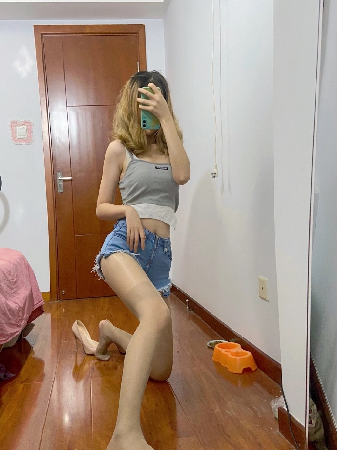 妹子牛仔裤子肉色丝袜搭配真的太绝了