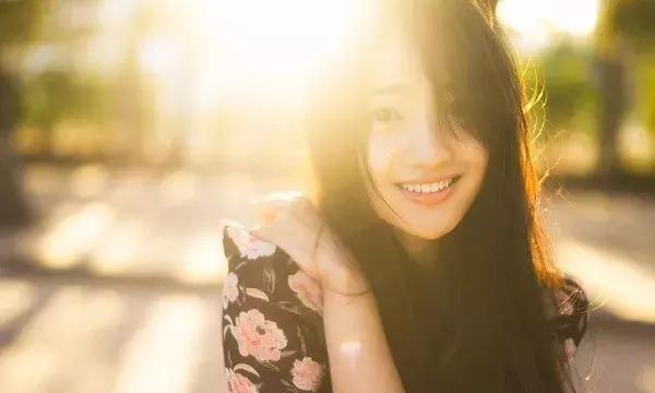 女孩爱笑的霸气说说 微笑治愈一切的句子图片