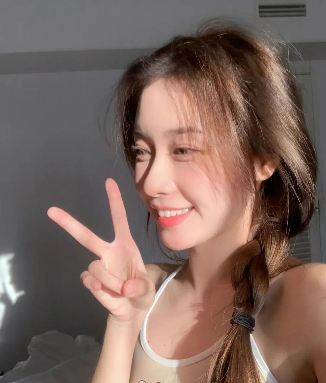 国产少女一瓶紫薯牛奶窈窕身姿宝藏穿搭图片