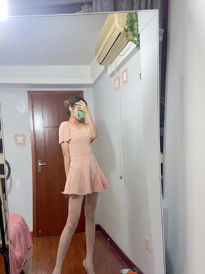 妹子牛仔裤子肉色丝袜搭配真的太绝了图片