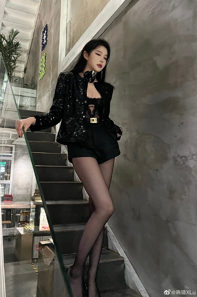 黑色丝袜搭配唯美的身材太美了图片