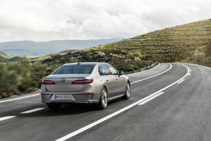 靓车壁纸 2022 宝马 i7 xDrive60图片