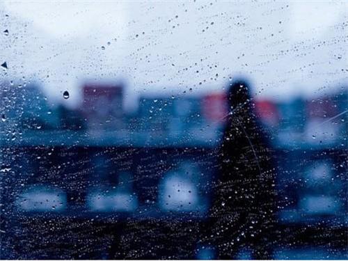 适合雨天发的简短句子 下雨的有意境的短句子图片