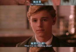 她在笑,她笑什么呢,她怎么可以和别人坐在那,还笑得那么灿烂