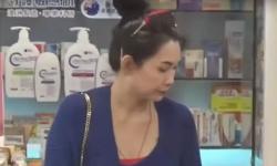 51岁的邱淑贞近况，商场逛街看病被偶遇照片
