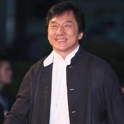 成龙与李连杰的趣事，成龙：他踢我一脚，我当然要还回去