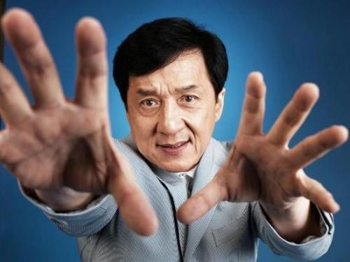 成龙奋斗故事，每一部电影的背后都是藏着无数伤痕的！