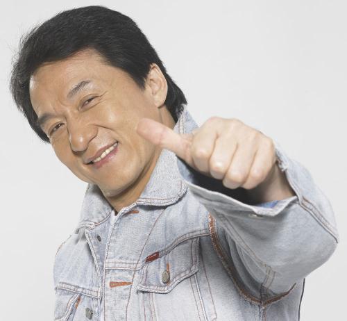 成龙奋斗故事，每一部电影的背后都是藏着无数伤痕的！